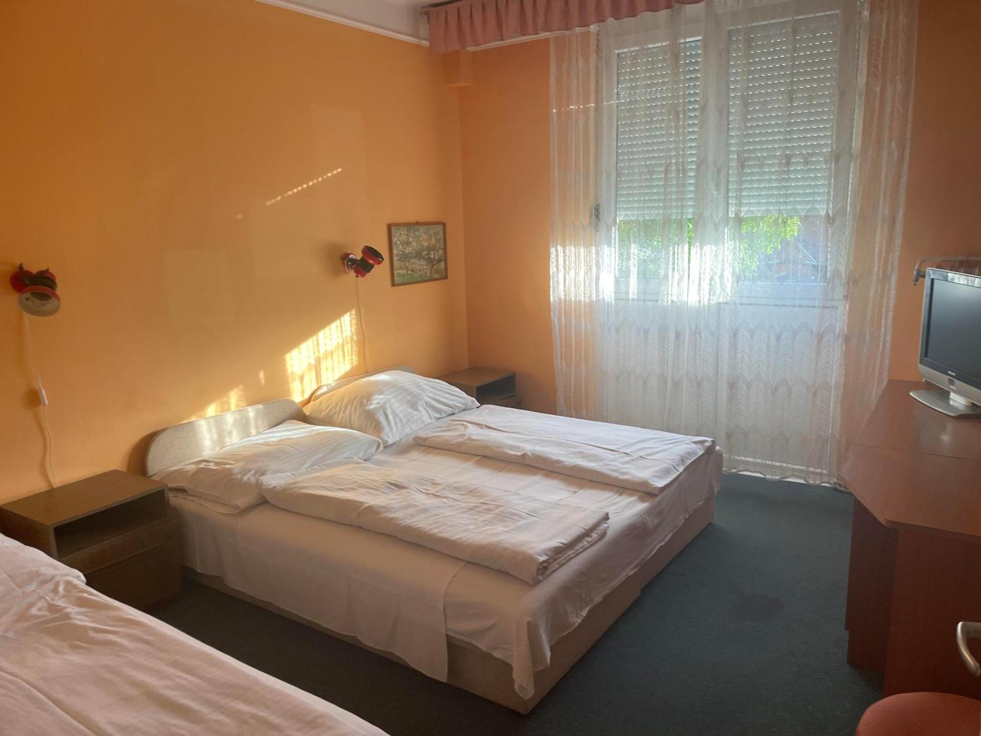 Tifani Szallo Hotell Balatonlelle Eksteriør bilde