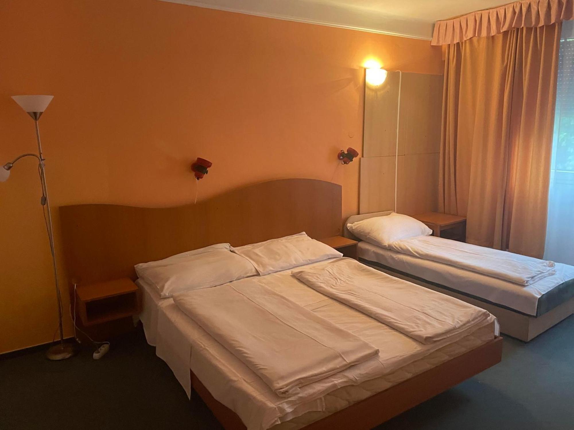 Tifani Szallo Hotell Balatonlelle Eksteriør bilde