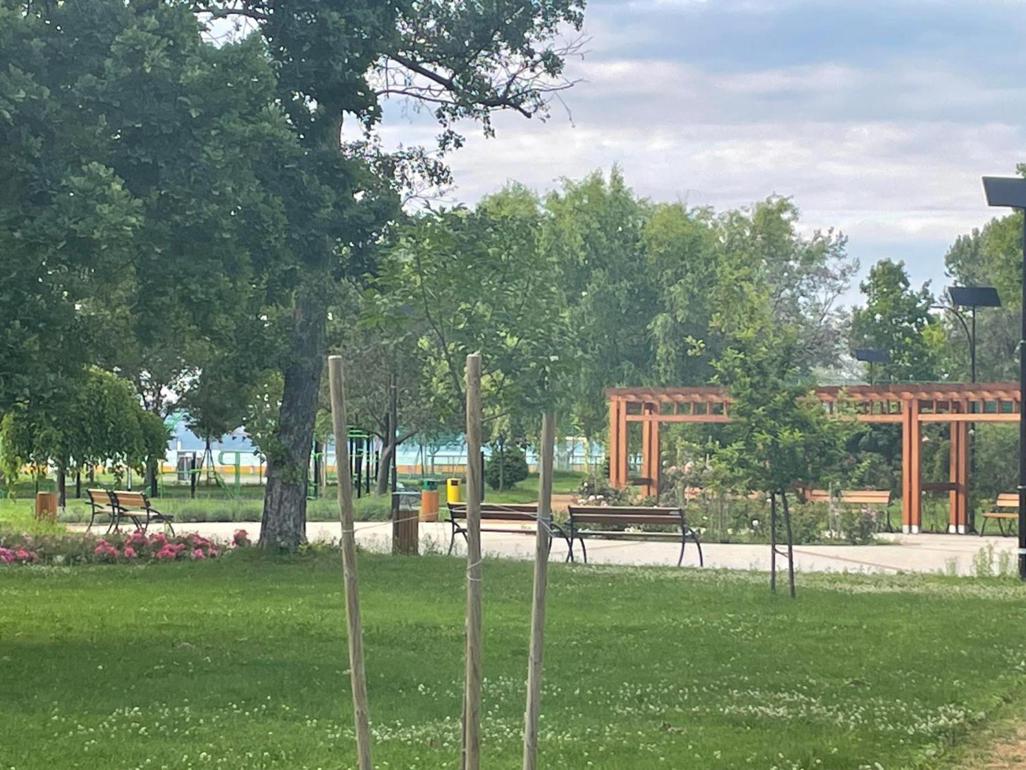 Tifani Szallo Hotell Balatonlelle Eksteriør bilde