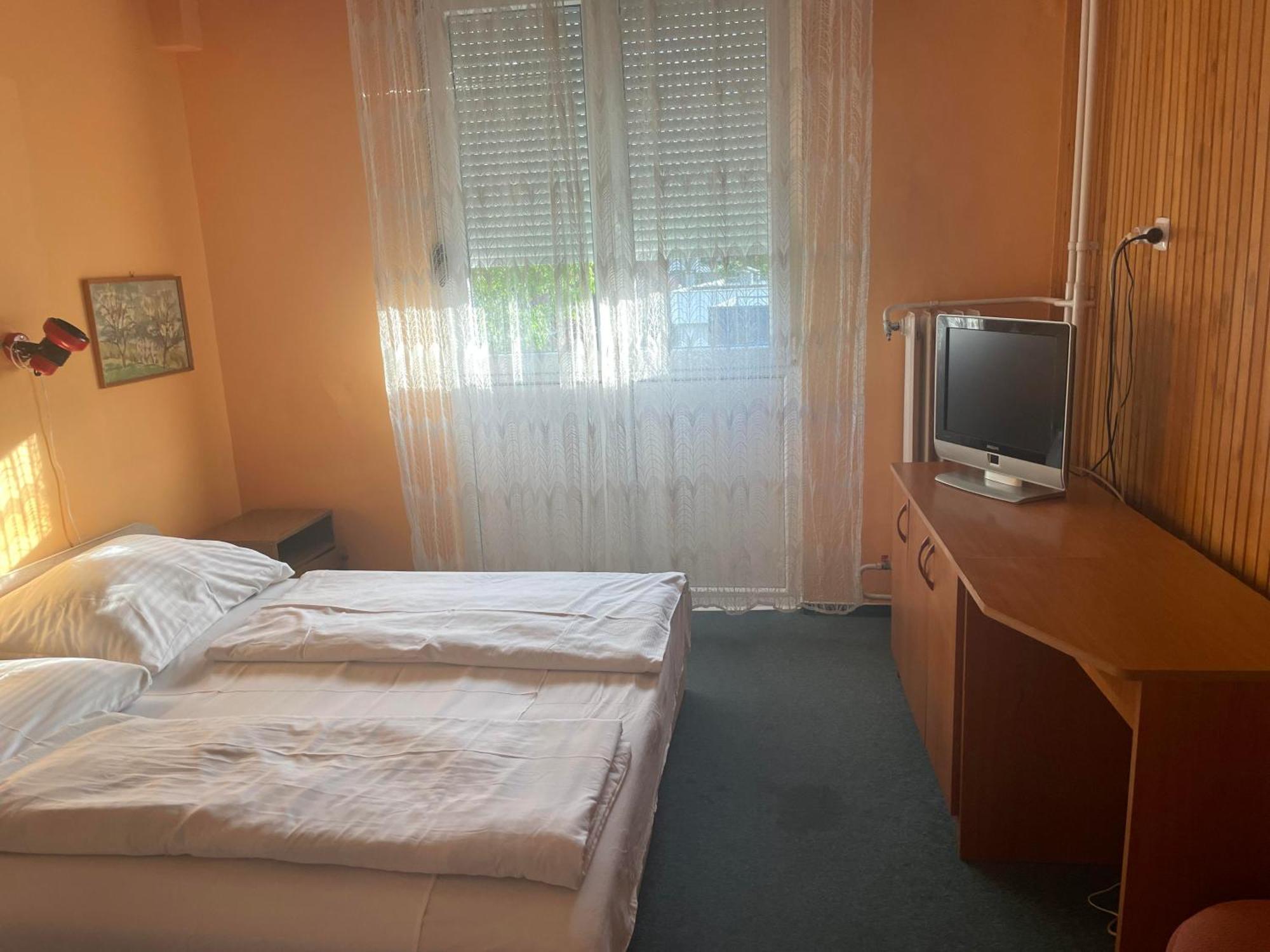 Tifani Szallo Hotell Balatonlelle Eksteriør bilde